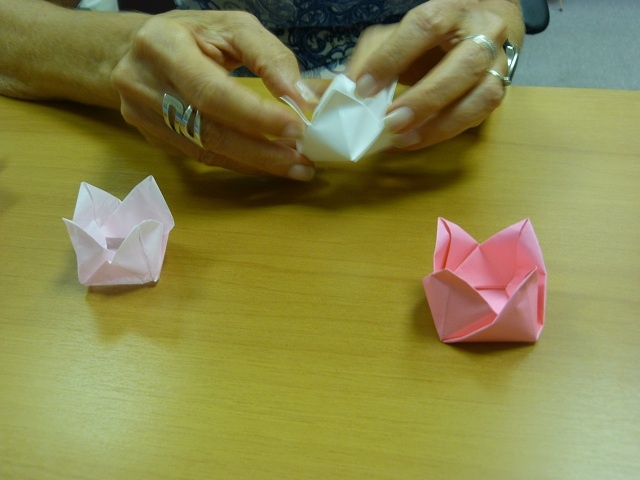 Demonstração de dobradura  de origami durante a entrevista